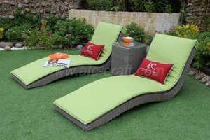 Lit de soleil en osier en poly rotin à dos incurvé exotique pour piscine de jardin extérieur Chaise longue élégante - Product Image 5