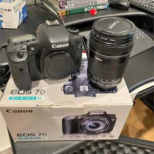 Cámara Digital DSLR ORIGINAL 7D con Lente de Kit de 18-135 mm y Marca de Drones de Houston, TX, Kit de Cámara Digital Nuevo con 1 Año de Garantía, Hecho en EE. UU. - Product Image 1