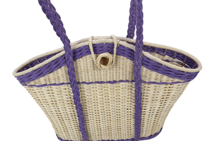 Sac fourre-tout ovale en osier tressé à la main - Sac à bandoulière bicolore violet et naturel en forme de bateau pour l'été et les occasions décontractées - Product Image 2