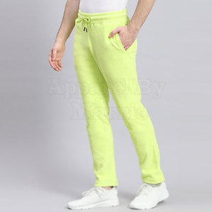 Chándal de corte holgado para hombre, perfecto para viajar o actividades ligeras, con material suave y un look informal. - Product Image 3