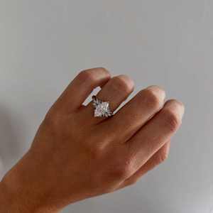 Marquise Cut CZ Cluster Anillo de compromiso 7x14mm Solitario en plata | Elegante joyería de Boda nupcial - Product Image 4