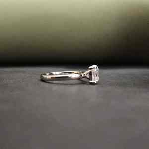 Belle bague de fiançailles unisexe en acier inoxydable 18 carats avec diamant moissanite taille coussin, certifiée IGI, cadeau tendance - Product Image 3