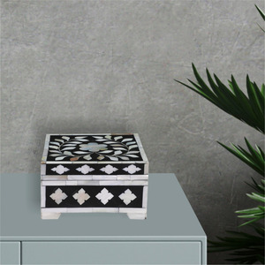 "กล่องเครื่องประดับไม้สี่เหลี่ยมทำด้วยมือพร้อมสลักกระดูกสีขาวสีดำและรูปแบบทางเรขาคณิตดอกไม้ที่เก็บของตกแต่ง" - Product Image 1