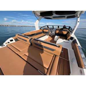 Barco de Lujo Cobalt R31 2026 con Motor Intraborda Volvo, 31'5" de Longitud, Garantía de 10 Años - Product Image 5