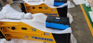 soosan Hydraulic Breaker sb 70 <b>box</b> type breaker suitable for excavators with 16-21 ton hammer for constructions and demolitions. - Product Image 3