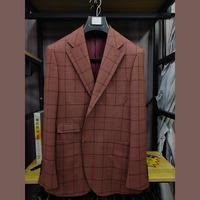 Costume homme rouge brique à motif losanges, simple boutonnage, deux boutons, revers cranté, poches plaquées, poche porte-billets, costumes d'affaires pour homme, sur mesure MTM