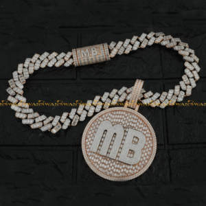 Colgantes de letras de diamante de moissanita clarificada VVS con esta cadena cubana de encanto en oro sólido de 10kt para un aspecto de lujo - Product Image 4