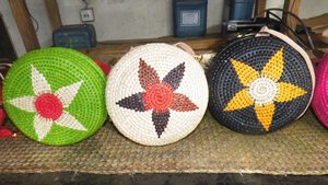 Bolso de cubo cruzado a rayas colorido de paja de diseño redondo de moda Correa larga Botón de madera abierto bolso de estilo único - Product Image 4