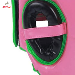 Protège-tête de boxe en cuir de qualité supérieure avec des caractéristiques de sécurité d'ajustement sécurisé, finition lisse et intérieur rembourré - Product Image 6