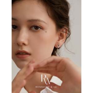 Orecchini a Perno con Nodo Delicato Placcati in Oro Bianco, Design Geometrico Trendy in Rame e Lega per Matrimoni, Feste e Regali - Product Image 5