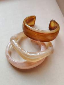 Ensemble de bracelets en résine imperméables de qualité supérieure pour femmes, couleurs riches, surface polie, style moderne et traditionnel, assorti aux tenues. - Product Image 2