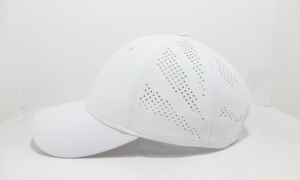 หมวกเบสบอลสีขาวเรียบแบบ 6 แผง ดีไซน์เฉพาะตัวด้วยการตัดด้วยเลเซอร์ ปรับขนาดได้ด้วยแถบตีนตุ๊กแก หมวกสำหรับกิจกรรมกลางแจ้งแบบมินิมอล - Product Image 2