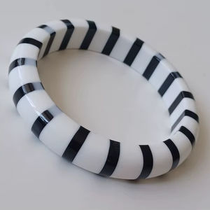 Bracelet élégant en résine fait main | Bijoux pour femmes élégantes Accessoire de mode unique Bracelet en résine léger et durable - Product Image 1