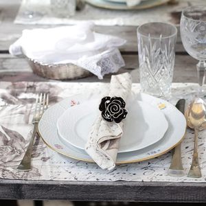 Vente en gros de ronds de serviette en métal noir design rose pour la Saint-Valentin, Noël, mariage, décoration de table à manger au meilleur prix - Product Image 6