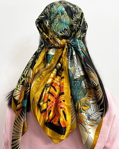 Elégants foulards en soie légers et longs à fleurs ethniques avec un drapé lisse qui correspond parfaitement aux looks décontractés et formels - Product Image 5