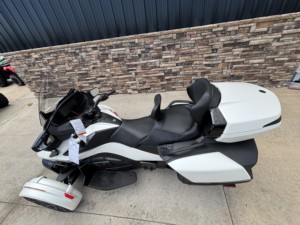 Motocicleta de Tres Ruedas Can-Am Spyder F3-T Touring con Espacio de Almacenamiento - Product Image 1