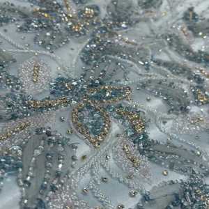 ผ้าลูกไม้ปักลายลูกปัดคุณภาพสูง 100% โพลีเอสเตอร์ ทำด้วยมือ ประดับด้วยมุก บนฐานผ้าทูล สำหรับชุดเลเฮนกาแบบดั้งเดิม - Product Image 1