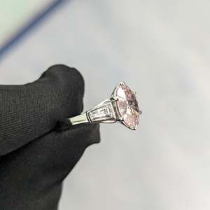 Anillo de Compromiso con Diamante Cultivado en Laboratorio, Color EF, Claridad VS, con 2.5ctw, Tres Piedras Ovaladas, Corte Baguette, Engaste de Bisel, para Tu Día Especial - Product Image 4