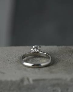 Anillo de compromiso de diamantes de corte brillante de 6,5mm | Diseño solitario clásico | Novia minimalista de plata de ley chapada en oro de 18 quilates - Product Image 3