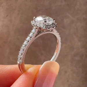 Anillo de compromiso con halo de diamantes cultivados en laboratorio de 1.50 ct con corte cojín y engaste tipo catedral, certificado por IGI - Product Image 1