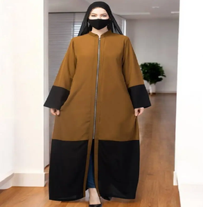 Abaya negra de lujo con bordes de encaje dorado intrincados. Estilo premium disponible a precios de mayoreo. - Product Image 6