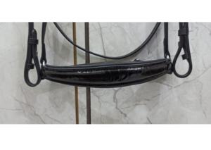 Brida Inglesa para Caballo de Cuero Suave Teñido en Tambor de Piel de Toro Negro, con Frontal de 3 Hileras, Narquilla Acolchada Negra Patentada y Completamente Hecha a Mano - Product Image 4