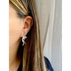 Pendientes Colgantes Kokopelli Hechos a Mano por Artesanos Navajo, Diseño de Gota con Turquesa Kingman y Plata de Ley, con Forma de Animal - Product Image 2
