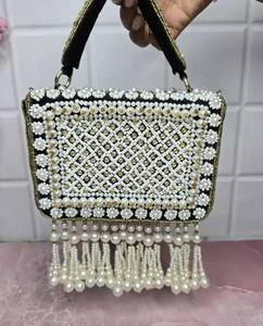 Bolso de mano de diseñador hecho a mano único con bordado intrincado Un accesorio imprescindible para los fashionistas - Product Image 1