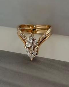 Bague de fiançailles en diamant de laboratoire VS1 Marquise Cut sertie d'une alliance unique en or massif 14 carats pour femme - Product Image 5