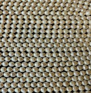 Cuentas sueltas de hebras de perlas blancas de agua dulce sin tratar naturales de alta calidad con efecto óptico de cambio de Color para la fabricación de joyas - Product Image 1