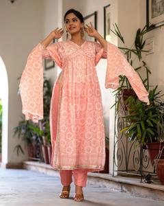 Hermosa impresión bordada de algodón estampado Nyra Cut Kurta emparejado con estampado mulmul dupatta y Pantalón de algodón para mujer - Product Image 2