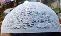 Gorro de Oración Musulmán Marca MTI de Calidad de Exportación, Kufi 100% Algodón Premium, Tejido de Malla Transpirable con Estampado en Relieve