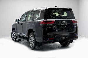 Precio con Descuento Especial 2025 Toyota Land Cruiser VXR 3.3L - Attitude Negro Interior Negro y Rojo Oscuro - Product Image 3