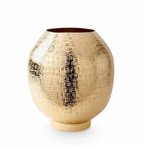 Vase en aluminium doré fabriqué à la main Accent décoratif unique pour les mariages, les festivals et les intérieurs modernes - Product Image 4