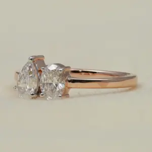 Bague Toi et Moi en Diamant de Laboratoire, Tailles Poire et Ovale, Bande de 2,0 mm, Couleur F (Blanc pour Platine), Options en Argent Sterling/Platine/Or - Product Image 5