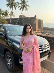 Sari de Seda de Lujo para Fiesta, Diseño para Adultos, con Bordado y Diseño de Seda Espacial para Mujer, Hecho en India, en Stock - Product Image 2