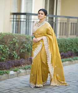 DERNIÈRE SÉQUENCE DE SOIE JAUNE BRODERIE TRAVAIL SAREE AVEC BLOUSE NON COUCHÉE VÊTEMENT DE FÊTE PRIX DE GROS VÊTEMENT ETHNIQUE - Product Image 1