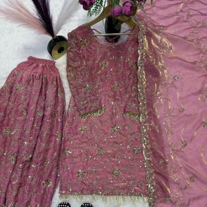 Hermoso y Moderno Traje Tradicional Chino Amarillo, Talla M, Lehenga Choli con Intrincado Trabajo de Hilo y Lentejuelas, Elegante Codificación Dori - Product Image 1