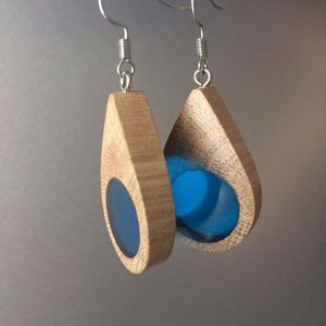 Boucles d'oreilles en forme de cœur en résine noire et blanche avec feuille d'or carrée, ronde et géométrique en bois. - Product Image 1