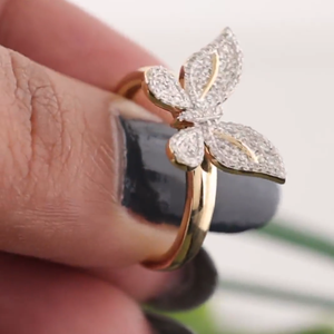 แหวนเพชรทรงกลมเจียระไนแบบบริลเลียนท์  ที่ได้รับการรับรองจาก IGI  ผลิตจากเพชรที่เพาะเลี้ยงในห้องปฏิบัติการ  สไตล์ฮิปฮอป  ประดับเพชรแบบช่อง  รูปทรงผีเสื้อ  สำหรับผู้หญิง  ใส่ไปงานปาร์ตี้ - Product Image 3