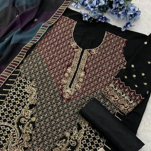 Shalwar Kameez traditionnel élégant en georgette, bas en santoon mat, dupatta en organza avec embellissement en zarkan - Product Image 1