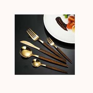 Vente en gros de couverts italiens portables de luxe en acier inoxydable polis à l'or, longs et ronds, avec un ensemble de couverts fins et modernes - Product Image 1