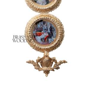 Cadre mural orné en laiton doré avec triple œuvres d'art en porcelaine décoration vintage faite à la main design en laiton de luxe pour classique - Product Image 4