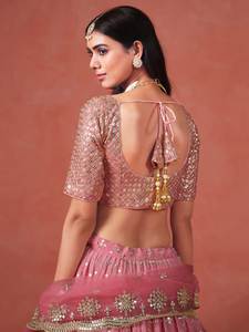 OMBRE WEDDING LEHENGA motif de broderie comprend des motifs floraux et géométriques traditionnels qui intensifient grand look - Product Image 5