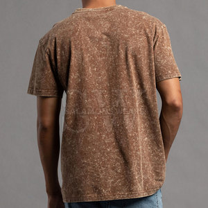 Camiseta con efecto acid wash, material de alta calidad con diseño desgastado único, perfecta para un estilo urbano, casual y para uso diario. - Product Image 4
