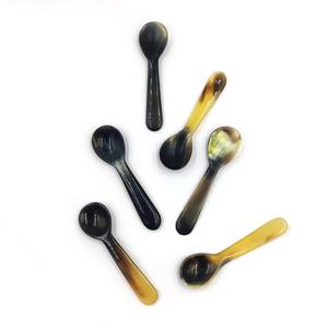 Cuchara de Cuerno de Búfalo Natural, Hecha a Mano y Pulida, Perfecta para Servir Especias, Condimentos o como Decoración de Mesa, Alta Calidad - Product Image 1