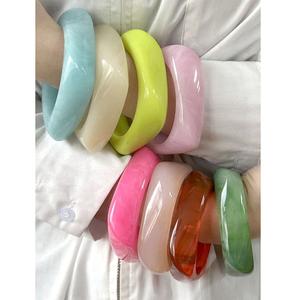 Brazaletes Ligeros de Resina Impermeables para Mujer, Superficie Brillante, Colores Personalizados, Joyería Cómoda y a la Moda para Uso Diario y Negocios - Product Image 1