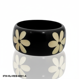 Bracelet tendance en résine, bracelet floral noir et blanc audacieux, accessoire artisanal épais, cadeau pour elle - Product Image 1