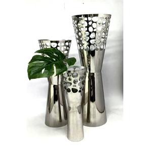 Vase décoratif de luxe en acier inoxydable, design ajouré découpé au laser, finition miroir, décoration pour la maison et l'hôtel. - Product Image 1