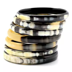 Brazalete Curvo Moderno Hecho a Mano con Cuerno de Búfalo Ecológico para Mujer y Hombre, Color Natural, Brazalete Artesanal en Forma de Media Luna - Product Image 1